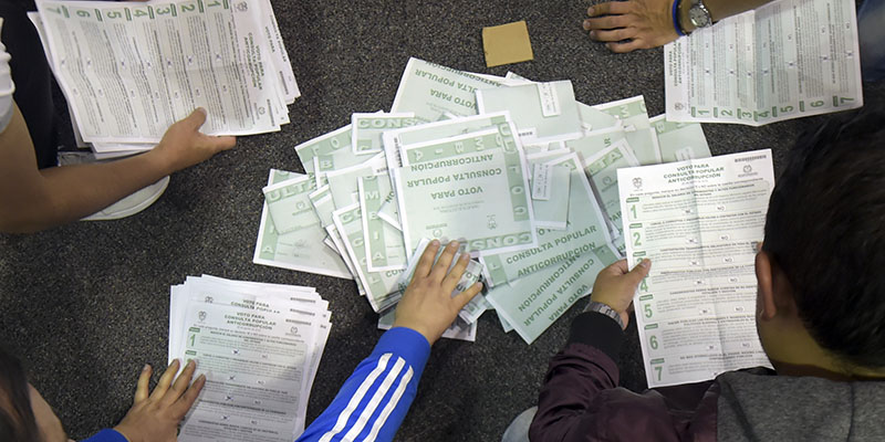 Il conteggio delle schede del referendum a Bogotà, 26 agosto 2018
(RAUL ARBOLEDA/AFP/Getty Images)