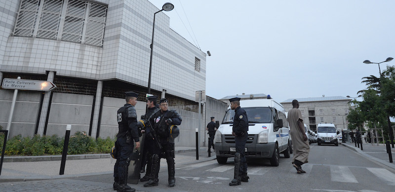 Una pattuglia di polizia fotografata a Trappes nel 2013 (MIGUEL MEDINA/AFP/Getty Images)