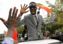 Il cantante e oppositore politico ugandese Bobi Wine è stato fermato mentre cercava di lasciare il paese in aereo