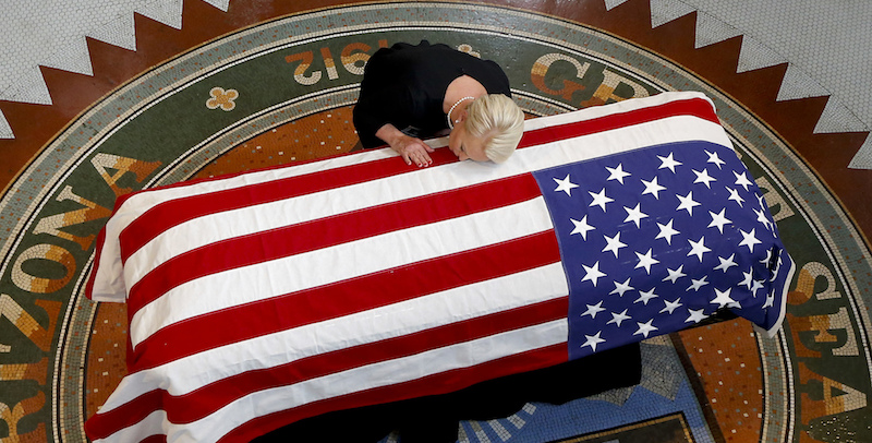 Cindy McCain, moglie di John McCain, sulla tomba del marito, esposta in Campidoglio a Phoenix, Arizona, 29 agosto 2018
(AP Photo/Ross D. Franklin, Pool)
