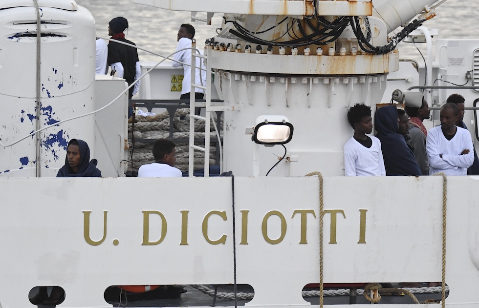 Migranti sul ponte della Diciotti attraccata al porto di Catania, 21 agosto 2018
(AP Photo/Salvatore Cavalli)