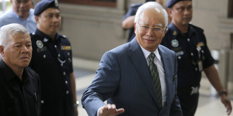 L'ex primo ministro malese Najib Razak davanti all'Alta Corte della Malesia, il più tribunale di più alto grado del paese, a Kuala Lumpur, l'8 agosto 2018 (AP Photo/Yam G-Jun)