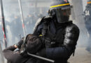 La polizia francese ha un problema con la violenza?