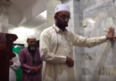 Il video dell'imam che continua a pregare nonostante il terremoto