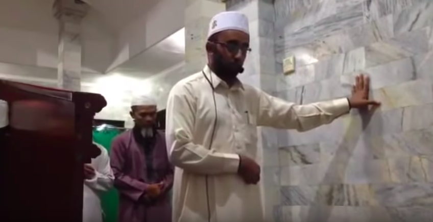 Il video dell’imam che continua a pregare nonostante il terremoto