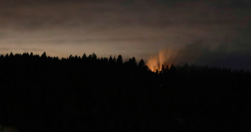 Un'immagine dell'incendio provocato dall'aereo. (AP Photo/Ted S. Warren)