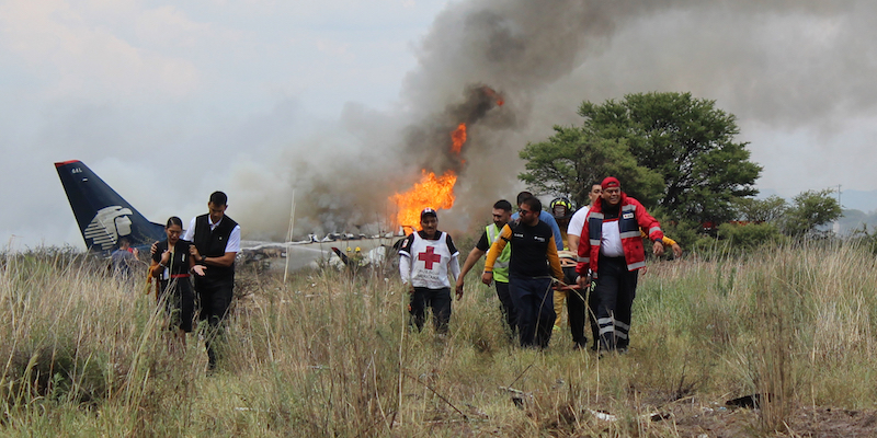 L'aereo caduto a Durango, in Messico (Red Cross Durango via AP)