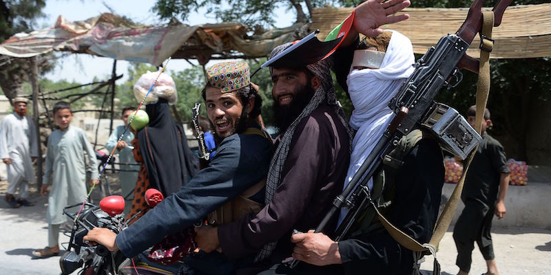 Talebani afghani a Jalalabad, 16 giugno 2018 (NOORULLAH SHIRZADA/AFP/Getty Images)