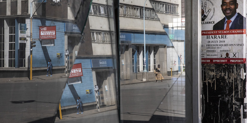 La vetrina rotta di un negozio vicino alla sede del Movimento per il cambio democratico (MDC), il principale partito di opposizione dello Zimbabwe

(Dan Kitwood/Getty Images)