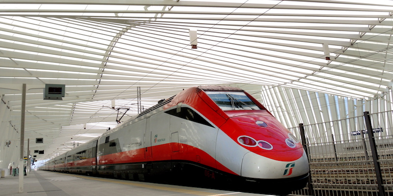 Un treno ad alta velocità nella stazione Reggio Emilia Mediopadana, il primo giugno 2014 (ANSA)