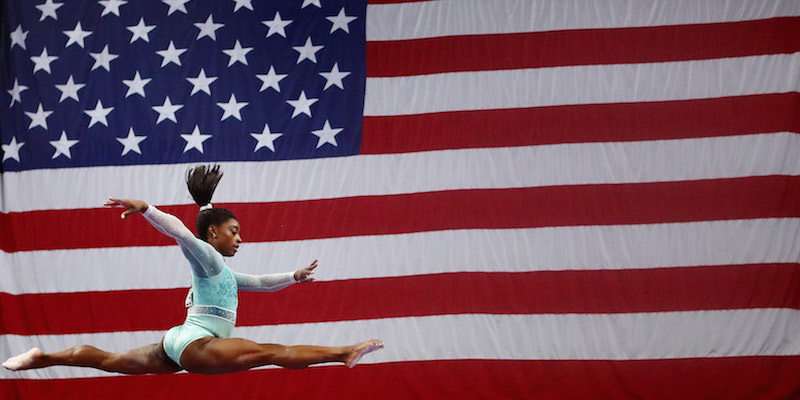 La ginnasta statunitense Simone Biles – la più forte ginnasta al mondo – durante una gara alla trave per i campionati di ginnastica degli Statu Uniti, a Boston, in Massachusetts, il 19 agosto (Tim Bradbury/Getty Images)