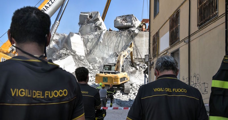 Lavori di soccorso tra le macerie del ponte Morandi (Piero CRUCIATTI / AFP)
