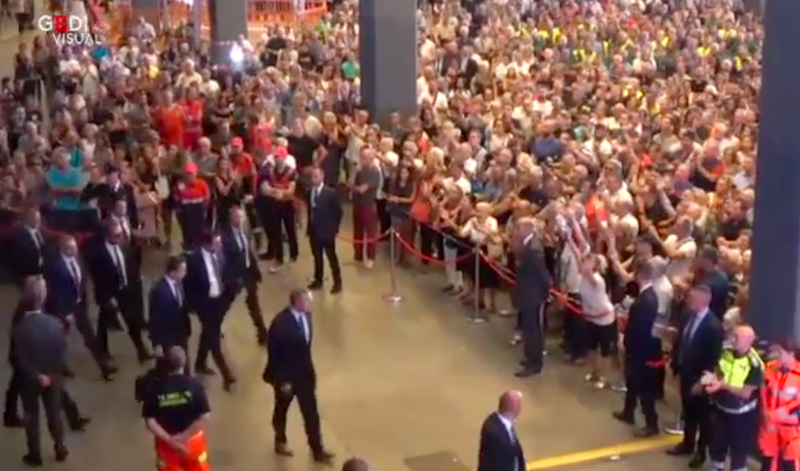 Il video degli applausi per Salvini e Di Maio durante i funerali per i morti di Genova