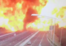 Il video dell'esplosione sulla A14 a Bologna