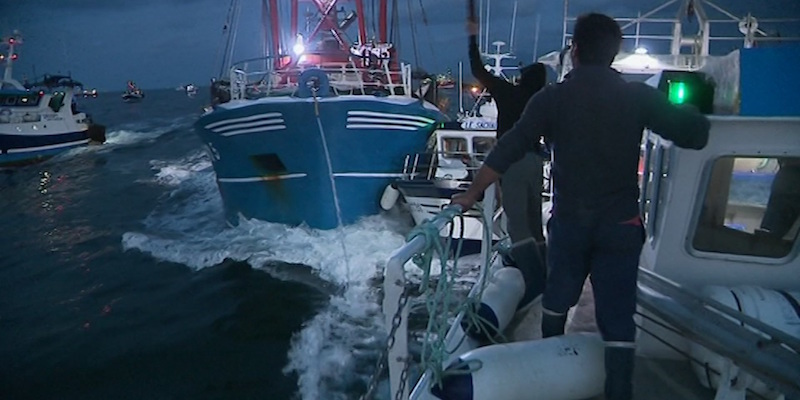 Lo scontro tra pescatori britannici e francesi in un video di France 3 (France 3 via AP)