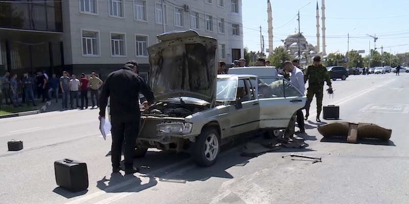 Gli investigatori controllano l'auto usata per un attacco contro la polizia a Grozny, in Cecenia, il 20 agosto 2018 (RU-RTR Russian Television via AP)