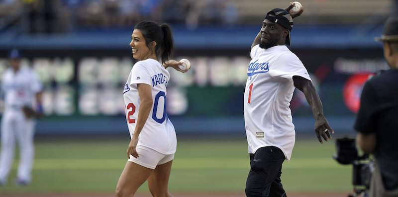 Kourtney Kardashian (39) e l'attore comico Kevin Hart (39) lanciano la palla inaugurale della partita di baseball tra Los Angeles Dodgers e Milwaukee Brewers, Los Angeles, 2 agosto 2018
(AP Photo/Mark J. Terrill)