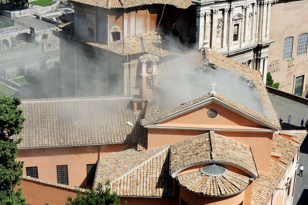 È crollato il tetto della chiesa di San Giuseppe dei Falegnami a Roma