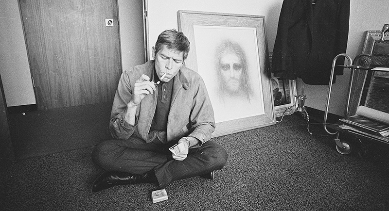 James Coburn e dietro di lui un ritratto di Gesù Cristo fatto dall'attrice americana Kim Novak, 5 maggio 1966
(Harry Benson/Express/Getty Images)