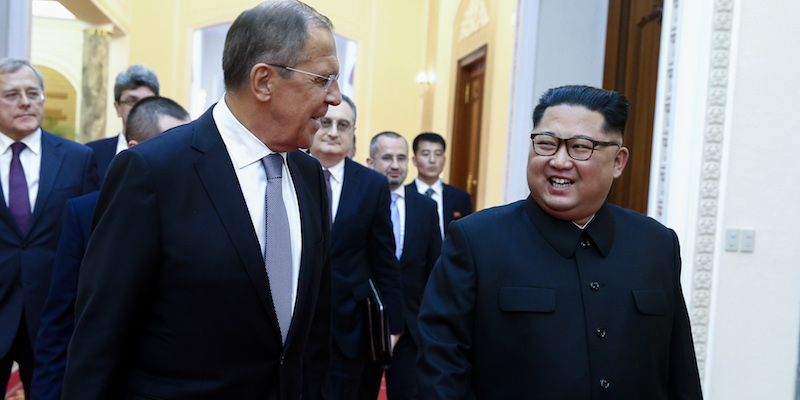 Il ministro degli Esteri russo Sergei Lavrov, a sinistra, e il dittatore nordcoreano Kim Jong-un (VALERY SHARIFULIN/AFP/Getty Images)
