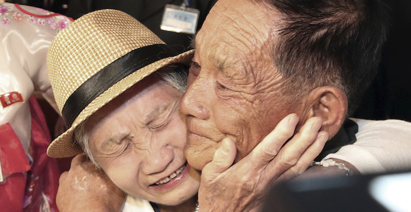 Le foto delle famiglie coreane riunite