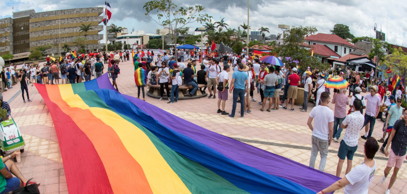 Una manifestazione in favore dei matrimoni gay davanti alla Corte Suprema del Costa Rica. (EZEQUIEL BECERRA/AFP/Getty Images)
