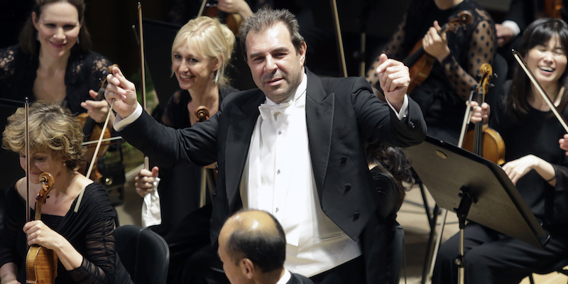 Il direttore d'orchestra Daniele Gatti, accusato di comportamenti inappropriati da due donne, è stato licenziato dal Concertgebouw di Amsterdam