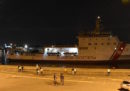 La nave Diciotti ha attraccato a Catania, ma i migranti rimangono a bordo