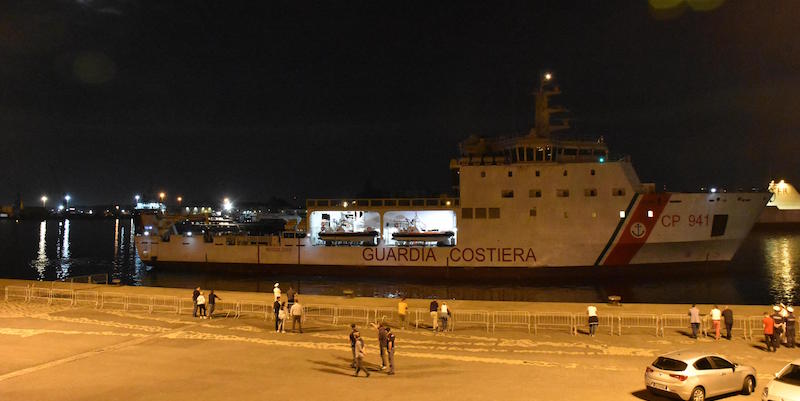 La nave militare Diciotti al porto di Catania (ANSA/ORIETTA SCARDINO)