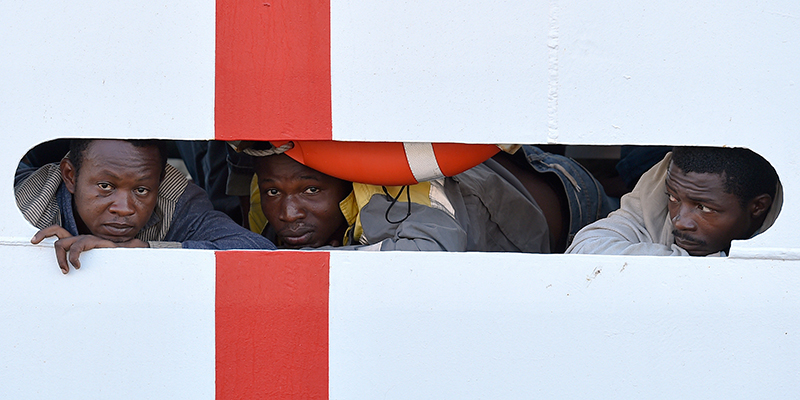 Alcuni migranti a bordo della Diciotti, in una foto del 2015 (AP Photo/Carmelo Imbesi)