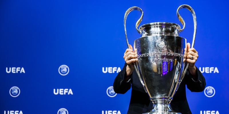 Il trofeo della Champions League esposto ai sorteggi dei gironi della passata edizione (Valentin Flauraud/Keystone via AP)