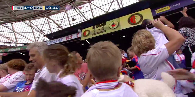 Allo stadio di Rotterdam sono piovuti peluche