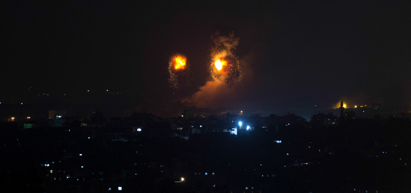 Le esplosioni sopra Gaza City. (AP Photo/Khalil Hamra)