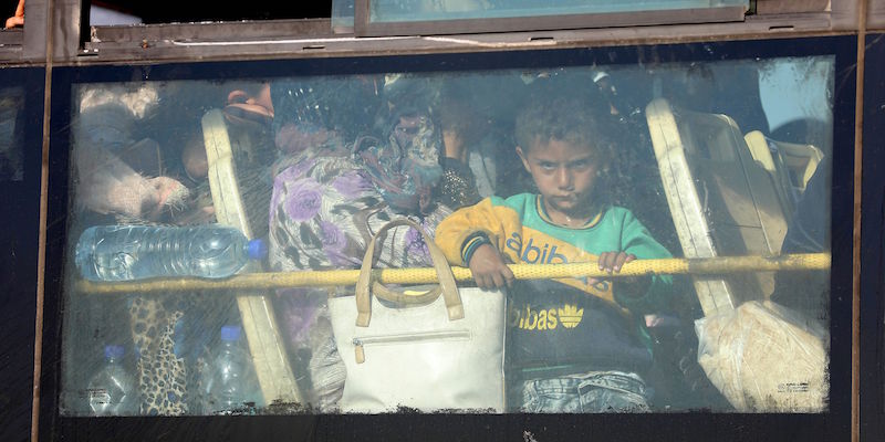 Un bambino siriano dentro a un autobus diretto alla provincia di Idlib, in Siria (OMAR HAJ KADOUR/AFP/Getty Images)