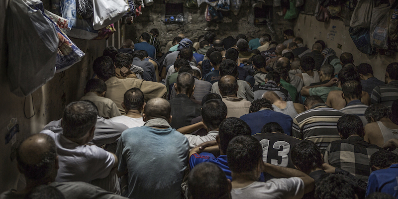 Decine di uomini sospettati di essere miliziani dell'ISIS in un cella a Mosul, in Iraq (Andrea DiCenzo/picture-alliance/dpa/AP Images