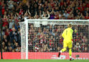 L'ovazione dei tifosi del Liverpool per Loris Karius al suo ritorno ad Anfield Road