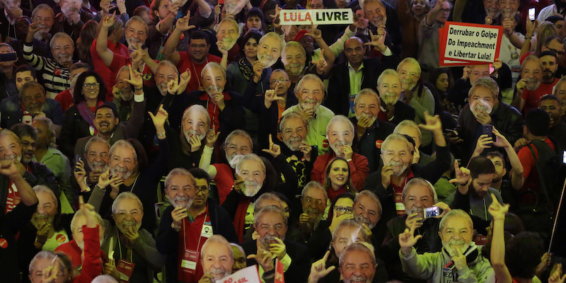 Sostenitori di Lula indossano maschere che rappresentano l'ex presidente brasiliano durante un comizio del Partito dei Lavoratori a San Paolo, il 4 agosto 2018 (AP Photo/Nelson Antoine)