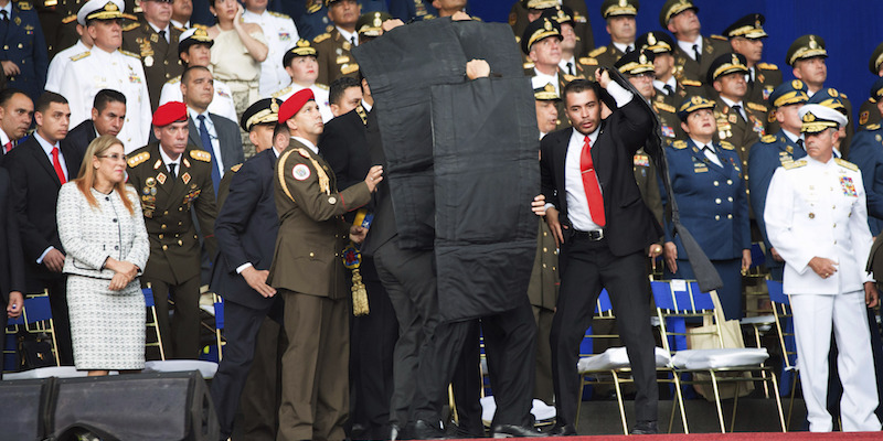 Nicolas Maduro dietro alcuni schermi protettivi durante il presunto attentato contro di lui a Caracas, in Venezuela (Xinhua via AP)