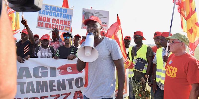 Aboubakar Soumahoro, sindacalista italo-ivoriano, alla marcia dei braccianti da San Severo a Foggia contro lo sfruttamento della manodopera in agricoltura, San Severo, 8 agosto 2018
(ANSA/FRANCO CAUTILLO)