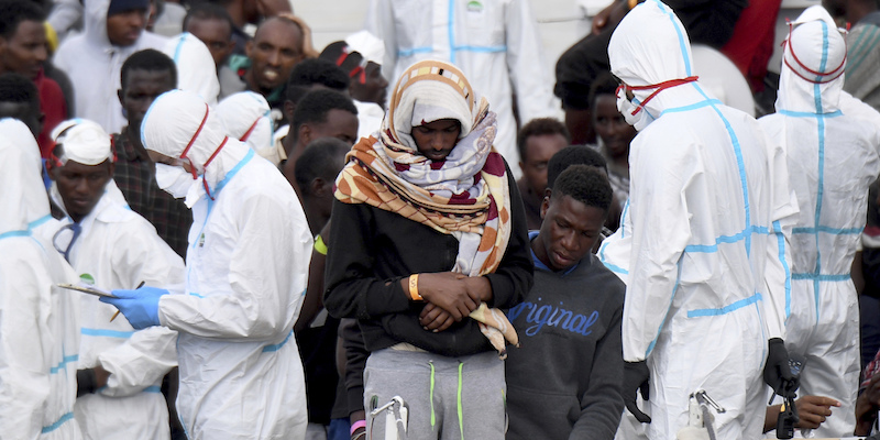 Migranti sbarcano dalla nave Diciotti a Catania il 13 giugno 2018 (AP Photo/Salvatore Cavalli, File)