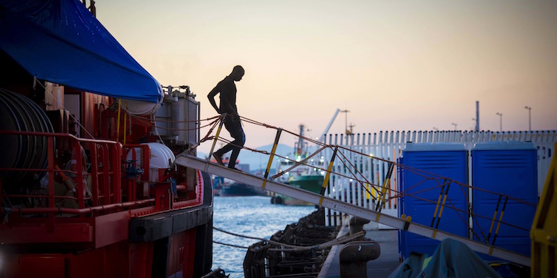 Un migrante al porto di Algeciras, nel sud della Spagna (AP Photo/Marcos Moreno)