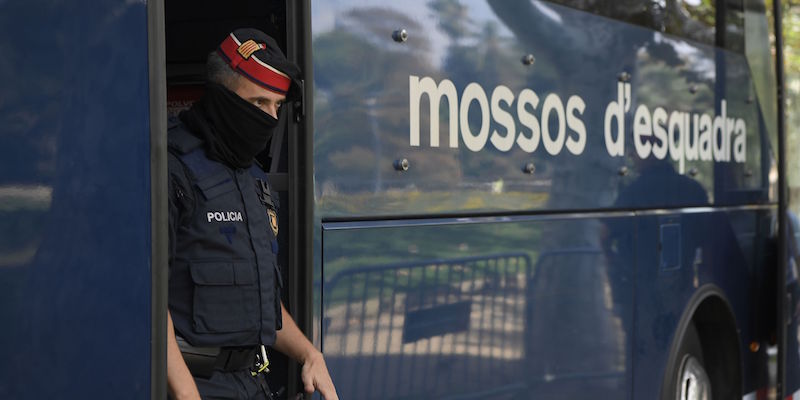 La polizia catalana ha ucciso un uomo che era entrato in una stazione di polizia urlando “Allahu Akbar”