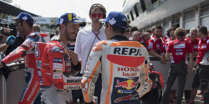 Andrea Dovizioso e Marc Marquez discutono al termine delle qualifiche del Gran Premio d'Austria (Mirco Lazzari gp/Getty Images)