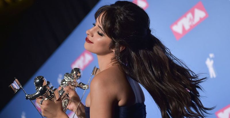 La cantante cubana Camila Cabello premiata come Artista dell'anno e per il Miglior video musicale per "Havana", agli MTV Video Music Awards al Radio City Music Hall, New York, 20 agosto 2018 
(ANDREW CABALLERO-REYNOLDS/AFP/Getty Images)