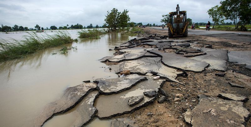 Una strada danneggiata dalle inondazioni dovute al crollo della diga, Swar, Myanmar, 30 agosto 2018
(YE AUNG THU/AFP/Getty Images)