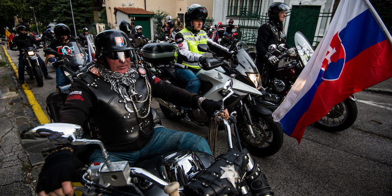 Alcuni motociclisti dei "Lupi della notte" di fronte all'ambasciata russa a Bratislava (VLADIMIR SIMICEK/AFP/Getty Images)