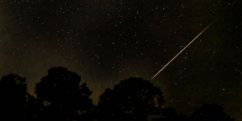 Una stella cadente nel cielo sopra Archer, in Florida, il 13 agosto 2016 (Matt Stamey/The Gainesville Sun via AP)