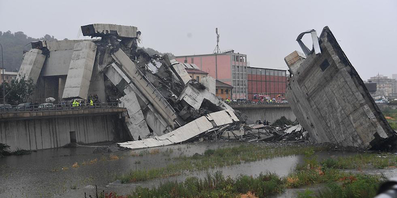 Le macerie del ponte, crollato il 14 agosto a Genova (ANSA/LUCA ZENNARO)