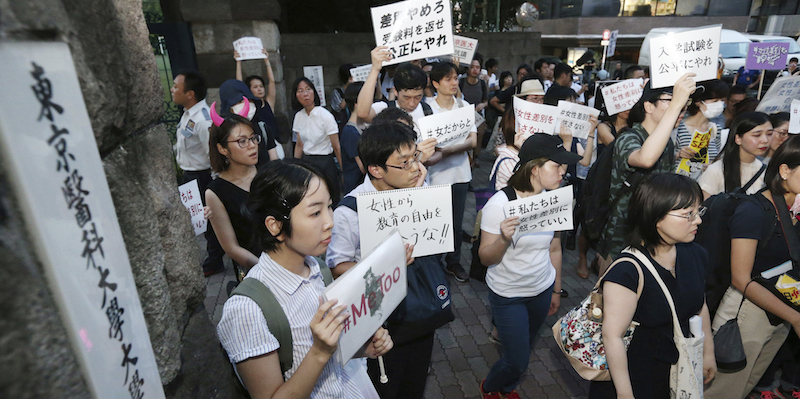 Una protesta contro l'Università di Medicina di Tokyo, il 3 agosto 2018: sui cartelli si legge, tra le altre cose, "Eliminate le barrire basate sul genere" (The Yomiuri Shimbun via AP Images )