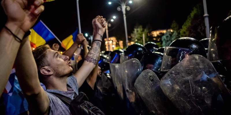 Un momento della manifestazione contro il governo a Bucarest, il 10 agosto 2018 (ANDREI PUNGOVSCHI/AFP/Getty Images)